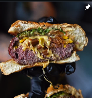 Corte de hamburguesa rellena de queso